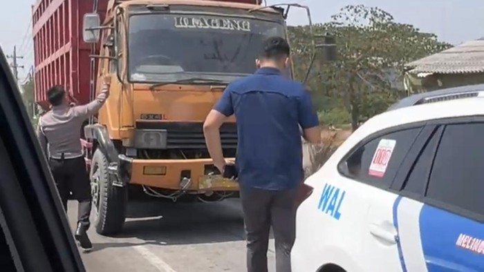 Polisi berhentikan truk pasir di Gresik