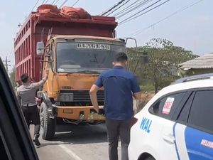 Truk Pasir Nekat Melintas Tanpa Penutup Dihentikan Polisi Gresik
