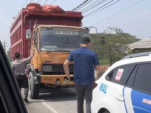 Truk Pasir Nekat Melintas Tanpa Penutup Dihentikan Polisi Gresik