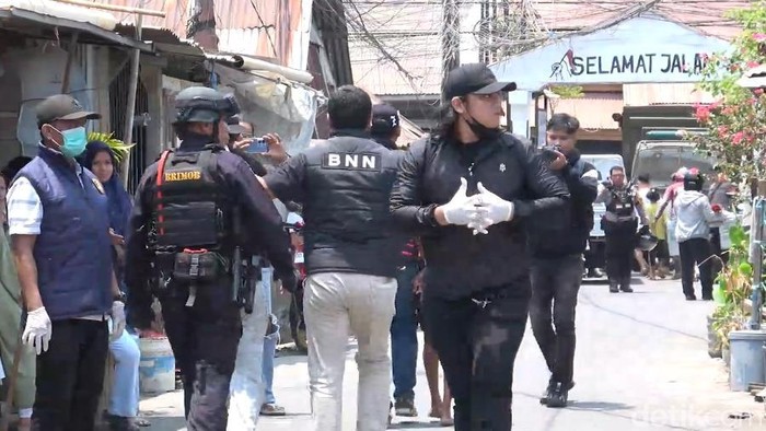 Polisi menggerebek Kampung Dangko yang diduga menjadi salah satu kawasan rawan peredaran narkoba di Kota Makassar, Sulawesi Selatan (Sulsel).