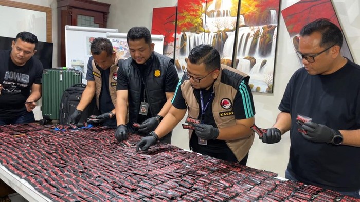 Polisi saat mengecek vape narkoba yang ditemukan dari bengkel. (Foto: dok. Polrestabes Medan)