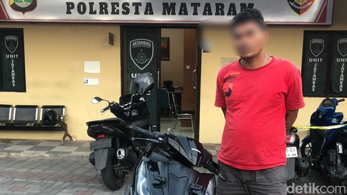 Polisi tangkap pencuri motor inisial AR di wilayah Mataram, NTB, Kamis (22/10/2026).