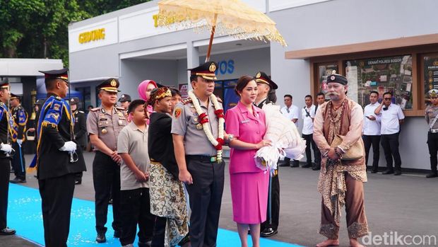 Polres Bogor menggelar upacara pisah sambut kapolres baru dari AKBP Wikha Ardilestanto ke AKBP Arfan Zulkan Sipayung. (Rizky AM/detikcom)