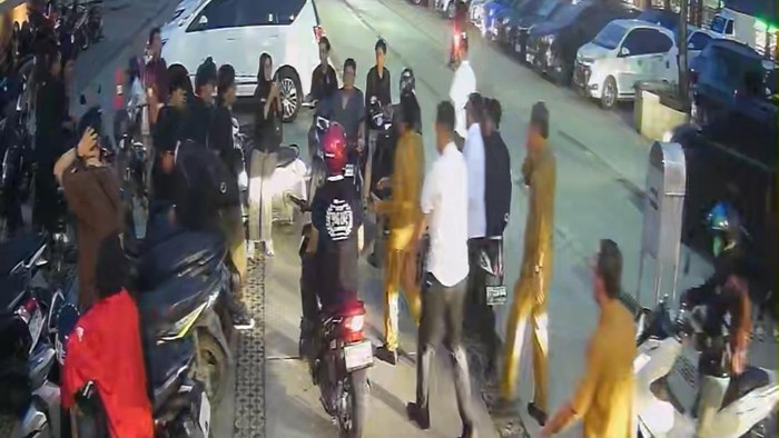 Potongan rekaman CCTV saat terjadi senggolan antara ajudan Gubernur Kaltim dengan mahasiswa.