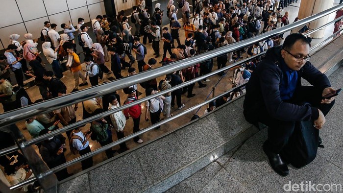 Pencari kerja memadati Karir Jakarta Expo 2026 di Jakarta, Kamis (22/10/2026). Lebih dari 28 ribu orang mendaftar untuk 12 ribu lowongan.