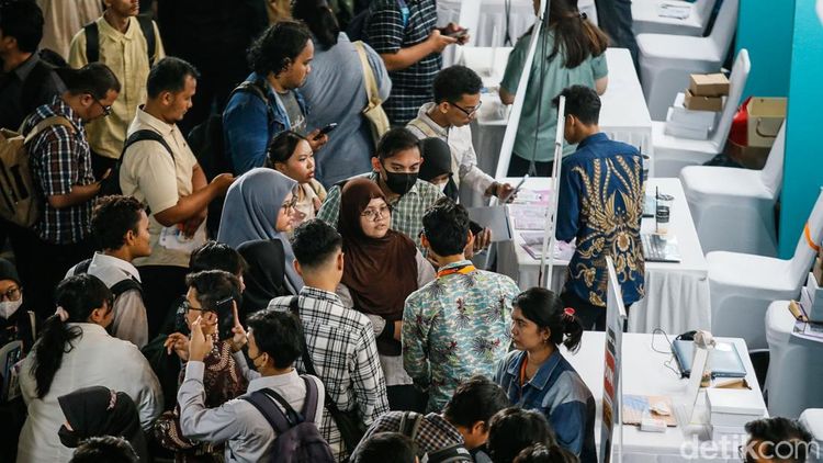 Potret Padatnya Pencari Kerja di Tengah Badai PHK