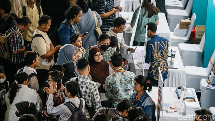 Pencari kerja memadati Karir Jakarta Expo 2026 di Jakarta, Kamis (22/10/2026). Lebih dari 28 ribu orang mendaftar untuk 12 ribu lowongan.