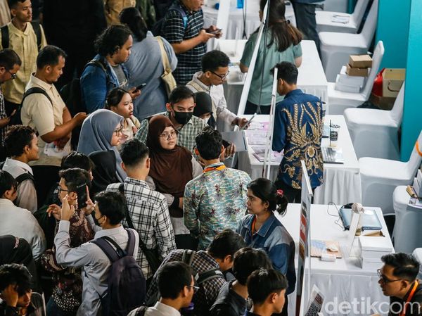 Potret Padatnya Pencari Kerja di Tengah Badai PHK