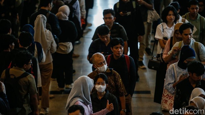 Pencari kerja memadati Karir Jakarta Expo 2026 di Jakarta, Kamis (22/10/2026). Lebih dari 28 ribu orang mendaftar untuk 12 ribu lowongan.
