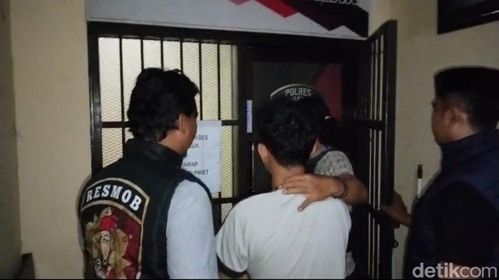 Pria 18 tahun di Takalar ditangkap setelah menikam istrinya dengan badik. Korban menderita dua luka dan dirawat di rumah sakit.