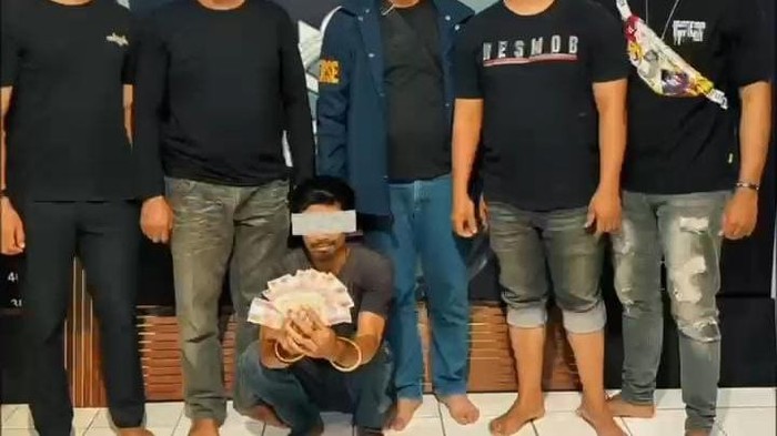 Pria berinisial NS ditangkap di Takalar karena menyimpan dan mengedarkan uang palsu.