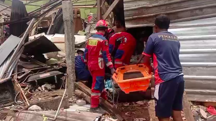 Pria berinisial WGM (55) tertimpa reruntuhan bangunan di Ciracas, Jakarta Timur. Korban tak sempat menghindar karena bangunan kios baksonya rubuh tiba-tiba. (dok Damkar)