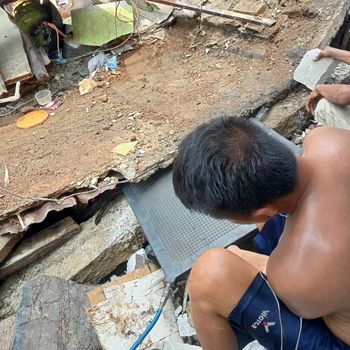 Pria berinisial WGM (55) tertimpa reruntuhan bangunan di Ciracas, Jakarta Timur. Korban tak sempat menghindar karena bangunan kios baksonya rubuh tiba-tiba. (dok Damkar)