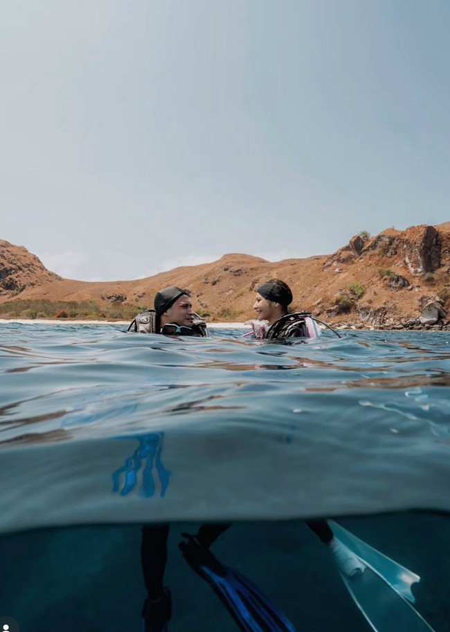 Memasuki usia kepala 3, Prilly memilih merayakannya bersama sang kekasih, Omara Esteghlal. Alih-alih makan di restoran mewah, ia dan kekasih memilih diving trip ke Labuan Bajo. Foto: Instagram/@prillylatuconsina96
