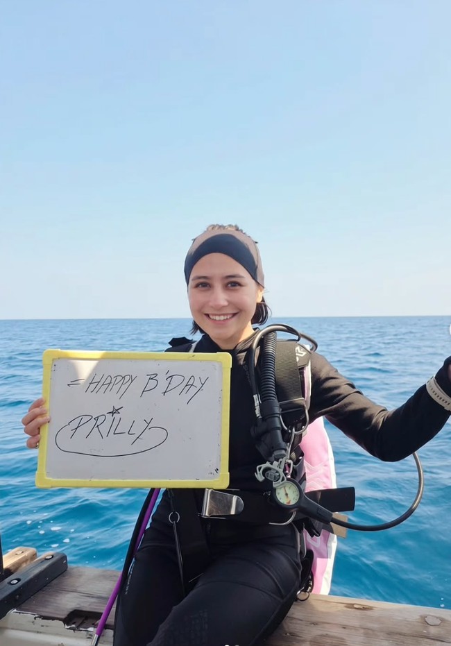 Tampil kenakan busana diving, Prilly tampak memegang papan bertuliskan Happy Bday Prilly. Tanpa pulasan makeup sedikitpun, penampilannya terlihat naturan dan tetap cantik. Foto: Instagram/@prillylatuconsina96