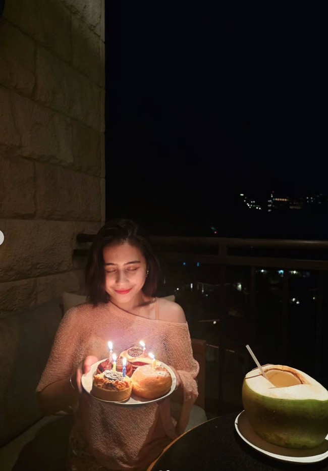 Pada malam harinya, Prilly kembali merayakan ulang tahun sederhana dengan tiup lilin di balkon penginapannya. Kenakan busana off shoulder berwarna pink, Prilly tampil fresh dengan lipstik natural yang mewarnai bibirnya. Foto: Instagram/@prillylatuconsina96