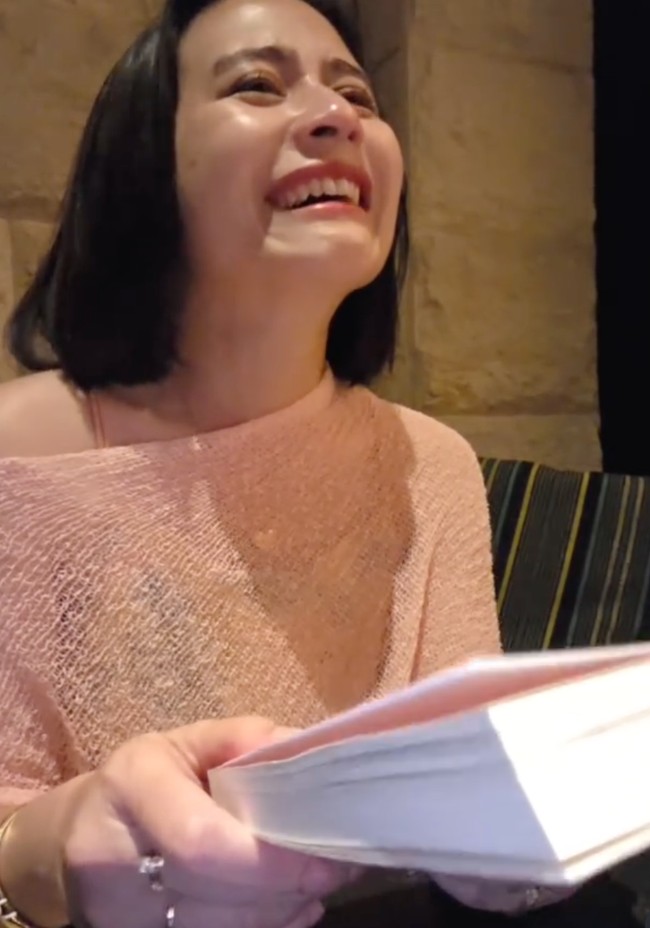 Prilly juga mendapat kado spesial dari Omara yang membuat dirinya sampai menangis terharu. Rupanya sang kekasih membuatkan buku spesial yang ditulis sendiri untuk Prilly. Foto: Instagram/@prillylatuconsina96