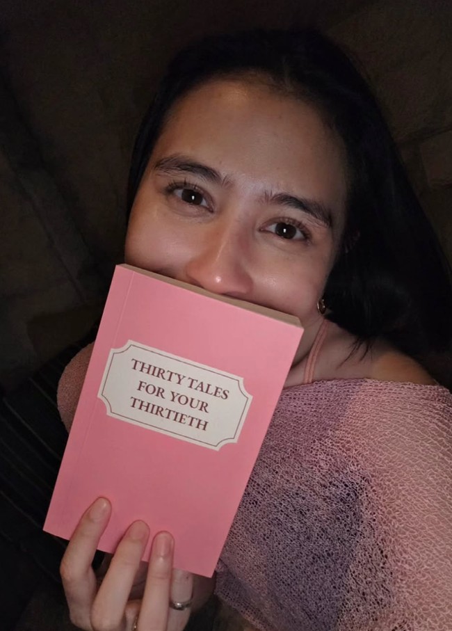 Buku spesial karya Omara untuk Prilly itu tampak memiliki cover berwarna pink dengan judul Thirty Tales For Your Thirtieth. Buku tersebut tertulis dalam bahasa Inggris dan berisi 30 chapter. Foto: Instagram/@prillylatuconsina96