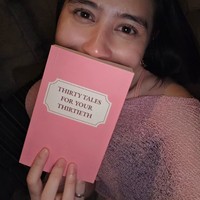Buku spesial karya Omara untuk Prilly itu tampak memiliki cover berwarna pink dengan judul Thirty Tales For Your Thirtieth. Buku tersebut tertulis dalam bahasa Inggris dan berisi 30 chapter. Foto: Instagram/@prillylatuconsina96