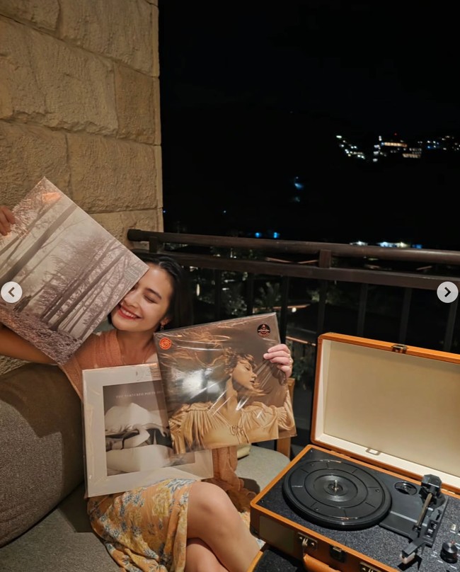 Tak sampai di situ, Omara juga menghadiahkan Prilly vinyl Taylor Swiift beserta turntable. Di keterangan unggahannya, Prilly memang mengaku sudah lama menginginkan barang tersebut. Foto: Instagram/@prillylatuconsina96