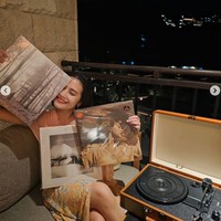 Tak sampai di situ, Omara juga menghadiahkan Prilly vinyl Taylor Swiift beserta turntable. Di keterangan unggahannya, Prilly memang mengaku sudah lama menginginkan barang tersebut. Foto: Instagram/@prillylatuconsina96