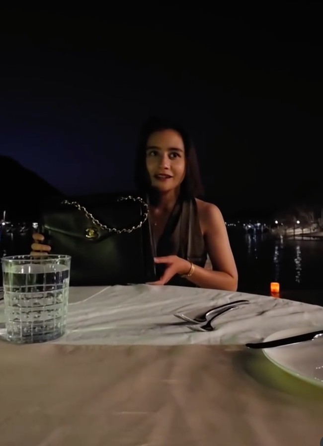 Prilly dan Omara juga tampak melakukan dinner romantis untuk merayakan ulang tahunnya. Dan di tengah-tengah dinner tersebut Prilly kembali dikejutkan dengan hadiah lainnya dari Omara. Sang kekasih memberinya tas vintage chanel berwarna hitam yang sudah lama ia cari namun tak pernah berhasil didapat. Foto: Instagram/@prillylatuconsina96