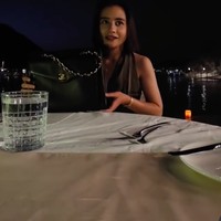 Prilly dan Omara juga tampak melakukan dinner romantis untuk merayakan ulang tahunnya. Dan di tengah-tengah dinner tersebut Prilly kembali dikejutkan dengan hadiah lainnya dari Omara. Sang kekasih memberinya tas vintage chanel berwarna hitam yang sudah lama ia cari namun tak pernah berhasil didapat. Foto: Instagram/@prillylatuconsina96
