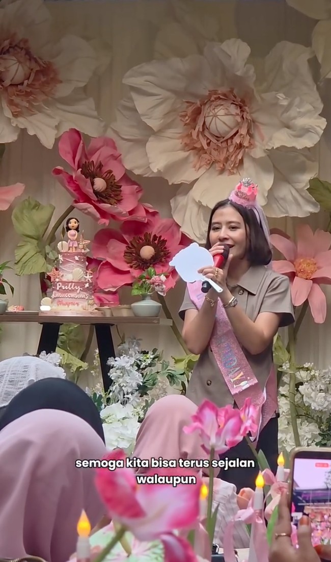 Selain Omara, Prilly juga mendapat kejutan spesial dari para penggemar. Hal tersebut tentunya membuat ulang tahun Prilly semakin berkesan. Foto: Instagram/@prillylatuconsina96