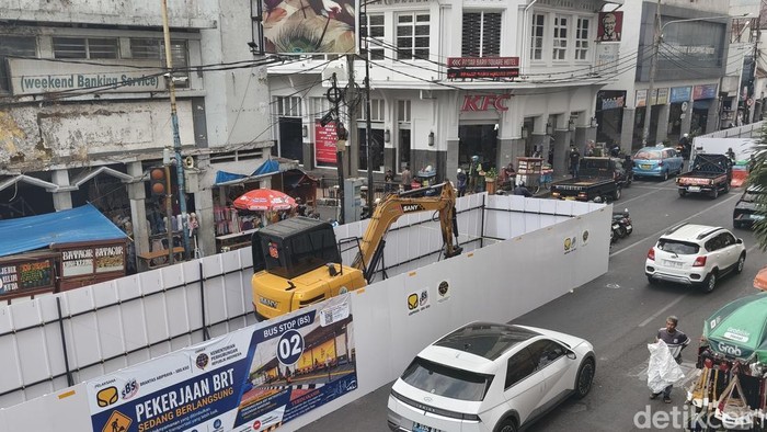 Kondisi proyek halte on-corridor BRT di Pasar Baru Bandung. Sejumlah warga mengeluh adanya kepadatan lalu lintas gegara proyek pembangunan tersebut.