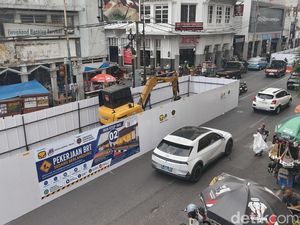 Keluh Kesah Warga soal Proyek Halte BRT di Pasar Baru