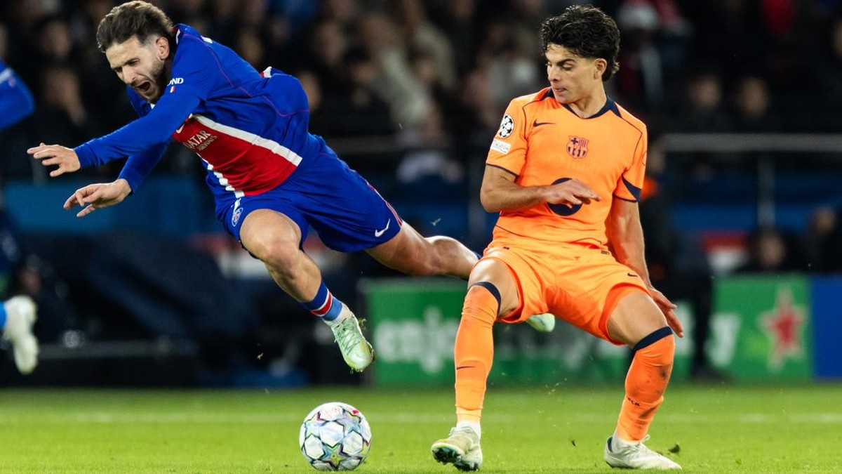 Khvicha Kvaratskhelia (kiri) mengalami cedera ACL usai berbenturan dengan Xavi Espart. Foto: Ibrahim Ezzat/NurPhoto via Getty Images