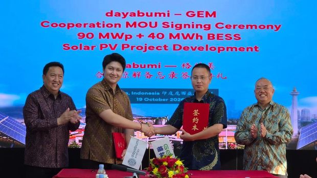 PT Daya Bumi Energi Indonesia (Dayabumi Energi) dan GEM Co., Ltd. menandatangani kerja sama pengembangan pembangkit listrik tenaga surya (PLTS) berkapasitas 90 megawatt-peak (MWp) dan sistem penyimpanan energi baterai berkapasitas 40 megawatt-hour (MWh) di kawasan industri Sulawesi Tengah pada 19 Oktober 2026 di Jakarta Selatan. (Dok. Xinhua)