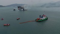 Pertamina Pasang Oil Boom di Sekitar Kapal Batumandi