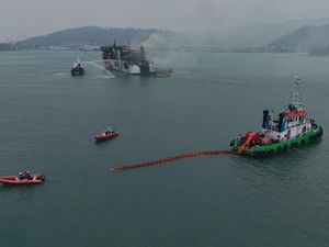 Pertamina Pasang Oil Boom di Sekitar Kapal Batumandi