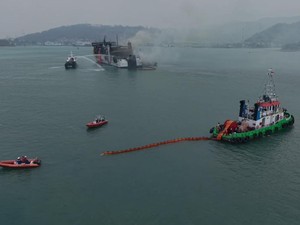 Pertamina Pasang Oil Boom di Sekitar Kapal Batumandi