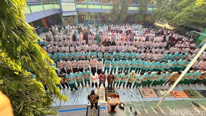 Ratusan pelajar Muhammadiyah di Karangpilang menggelar salat istisqo di halaman SMA Muhammadiyah 4 Surabaya, Kamis (22/10/2026).