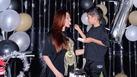 Raya Kitty disuapi makanan oleh anaknya. (Foto: dok Instagram rayanurfitrird)
