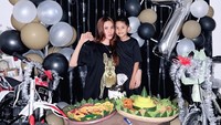 Raya Kitty merayakan ulang tahun anak di rumah dengan nasi tumpeng. Terlihat di samping-sampingnya ada kado motor dan sepeda. (Foto: dok Instagram rayanurfitrird)