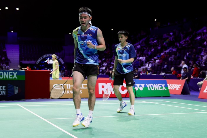 Raymond Indra/Nikolaus Joaquin berusaha menemukan kembali performa terbaik mereka di French Open 2026. Kemenangan pada babak pertama menjadi modal untuk meningkatkan kepercayaan diri setelah hasil kurang memuaskan di sejumlah turnamen sebelumnya.Raymond/Joaquin mengawali langkah di French Open 2026 dengan mengalahkan senior mereka, Sabar Karyaman Gutama/Moh. Reza Pahlevi Isfahani, pada babak 32 besar. Mereka menang dua gim langsung 21-18, 21-17 atas pasangan unggulan ketujuh tersebut.