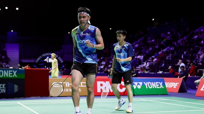 Raymond Indra/Nikolaus Joaquin berusaha menemukan kembali performa terbaik mereka di French Open 2026. Kemenangan pada babak pertama menjadi modal untuk meningkatkan kepercayaan diri setelah hasil kurang memuaskan di sejumlah turnamen sebelumnya.Raymond/Joaquin mengawali langkah di French Open 2026 dengan mengalahkan senior mereka, Sabar Karyaman Gutama/Moh. Reza Pahlevi Isfahani, pada babak 32 besar. Mereka menang dua gim langsung 21-18, 21-17 atas pasangan unggulan ketujuh tersebut.