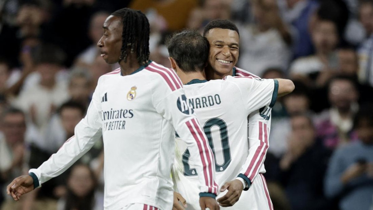 Kylian Mbappe (kanan) saat merayakan gol ke gawang RB Leipzig. Foto: REUTERS/Violeta Santos Moura