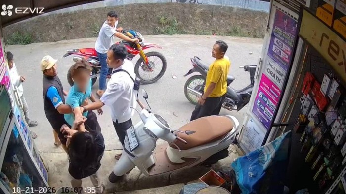 Rekaman dua orang pemabuk melakukan pemukulan kepada korban inisial MA (20), di wilayah Kecamatan Majalaya, Kabupaten Bandung.