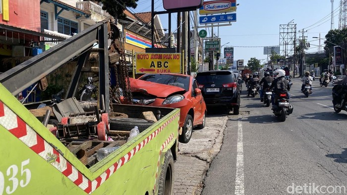 Salah satu mobil yang terlibat tabrakan beruntun di Jalan Setia Budi, Srondol, Kecamatan Banyumanik, Kota Semarang, Kamis (22/10/2026) pagi.