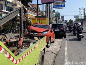 Tabrakan Beruntun 3 Mobil-2 Motor Terjadi di Srondol Semarang Pagi Ini