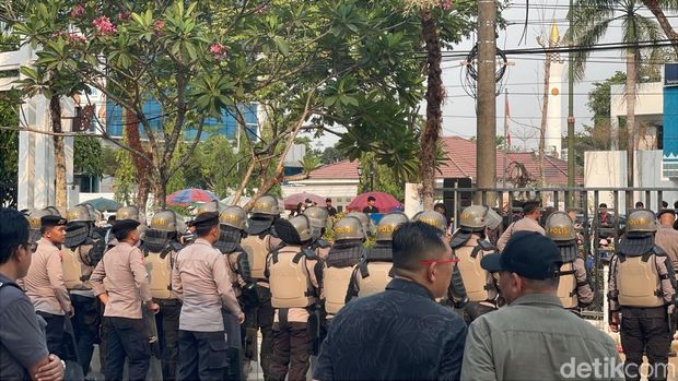 Salah satu pagar gedung DPRD Kalsel roboh dalam aksi demonstrasi mahasiswa, Kamis (22/10/2027). Salah satu pagar gedung DPRD Kalsel roboh dalam aksi demonstrasi mahasiswa, Kamis (22/10/2027).