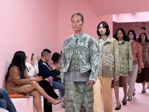 Video: Comeback Usai 29 Tahun, Model Ini Curi Perhatian di Show Sapto Djojokartiko