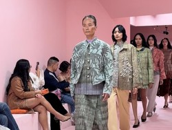 Video: Comeback Usai 29 Tahun, Model Ini Curi Perhatian di Show Sapto Djojokartiko