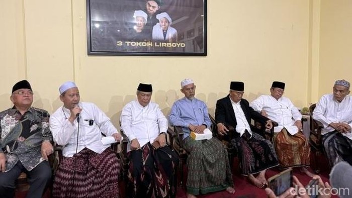 Sejumlah kiai sepuh berkumpul di Ponpes Lirboyo. Kuasa hukum Eks Menag Yaqut Cholil Qoumas sowan ke para kiai dan mengeluhkan proses hukum.