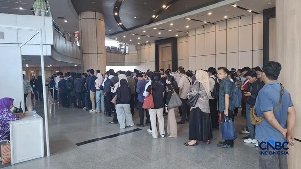 Sejumlah pencari kerja (pencaker) berbaris antre saat memasuki bursa lowongan kerja (job fair) melalui Jakarta & Tenaga Kerja Mandiri (TKM) di Hall Smesco, Jakarta, Kamis (22/10/2026). Sejumlah pencari kerja (pencaker) berbaris antre saat memasuki bursa lowongan kerja (job fair) melalui Jakarta & Tenaga Kerja Mandiri (TKM) di Hall Smesco, Jakarta, Kamis (22/10/2026). (CNBC Indonesia/Chandra Dwi Pranata)