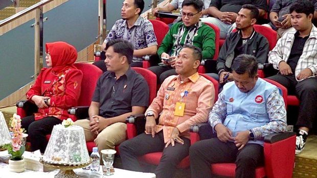 Sekretaris Daerah (Sekda) Kota Kendari, Amir Hasan, membuka kegiatan Sosialisasi Antikorupsi bagi Penyedia Barang dan/atau Jasa.